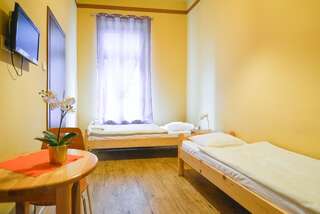 Курортные отели Dom Turysty PTTK w Bielsku - Białej Бельско-Бяла Двухместный номер с 2 отдельными кроватями и собственной ванной комнатой-3